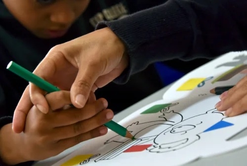 Terceirização substitui professor de apoio e coloca educação inclusiva em risco, em Patos de Minas