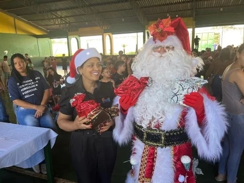 Patos de Minas - Renascer Natalino realiza entrega de 5.500 presentes a crianças atendidas pelos CRAS