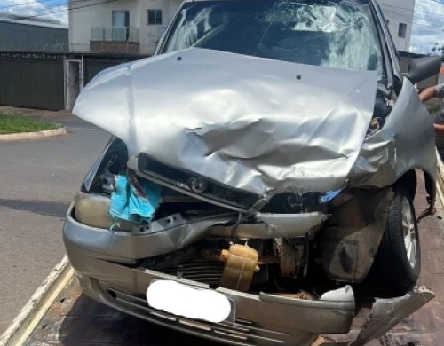 Patos de Minas - Motorista inabilitado causa acidente, deixa irmão gravemente ferido no caro e foge do local