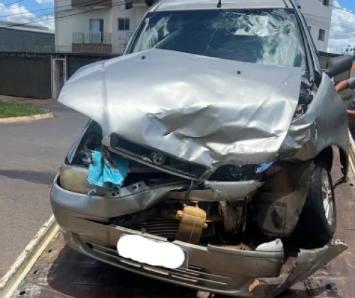 Patos de Minas - Motorista inabilitado causa acidente, deixa irmão gravemente ferido no caro e foge do local