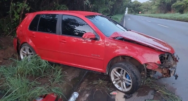 Presidente Olegário - Motorista perde controle direcional e colide contra barranco na MG-410