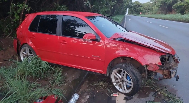 Presidente Olegário - Motorista perde controle direcional e colide contra barranco na MG-410