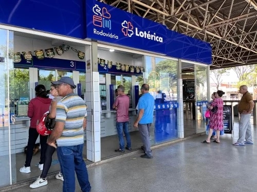 Patos de Minas - Mega da Virada com prêmio de 1 bilhão de reais movimenta casas lotéricas