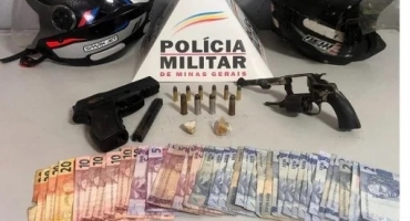 Patos de Minas - PM prende dois suspeitos e apreende motocicleta furtada, arma e drogas