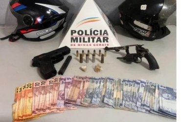 Patos de Minas - PM prende dois suspeitos e apreende motocicleta furtada, arma e drogas