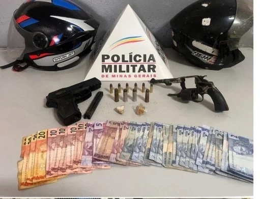 Patos de Minas - PM prende dois suspeitos e apreende motocicleta furtada, arma e drogas