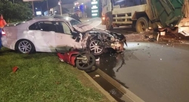 Motociclista fica ferida em acidente envolvendo três veículos na Avenida JK em Patos de Minas 