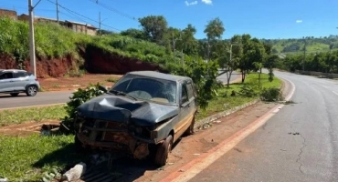 Patos de Minas - Motorista cochila ao volante e bate em árvore na Avenida Fátima Porto