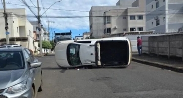 Patos de Minas - Colisão em cruzamento termina com veículo tombado no bairro Laranjeiras