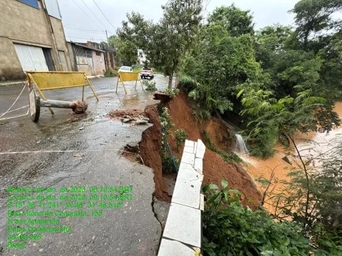 Patos de Minas - Deslizamento às margens do Rio Paranaíba interdita rua no bairro Santa Terezinha