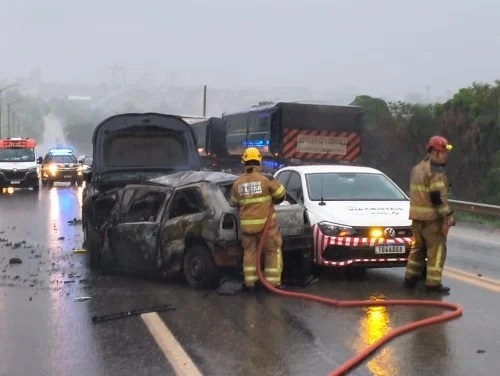 Paracatu - Colisão frontal entre caminhonete e carro deixa duas pessoas mortas 