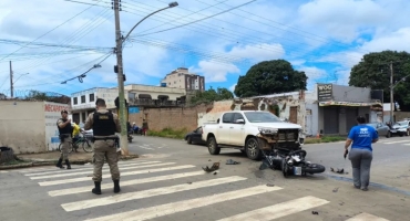 Motorista de caminhonete invade parada obrigatória em Patos de Minas, atinge motocicleta e duas pessoas ficam feridas 