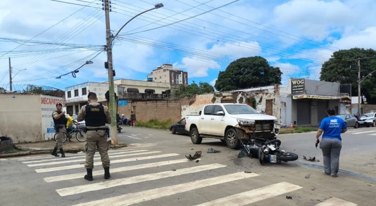 Motorista de caminhonete invade parada obrigatória em Patos de Minas, atinge motocicleta e duas pessoas ficam feridas 