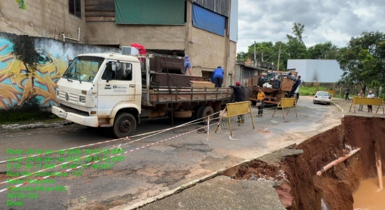 Prefeitura de Patos de Minas atende família no bairro Santa Terezinha e reforça monitoramento em áreas de risco