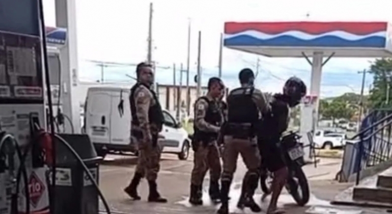 Patrocínio - Policiais ficam feridos após motociclista resistir prisão durante blitz na cidade