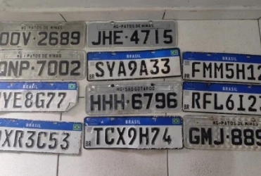 Placas de veículos são encontradas espalhadas por Patos de Minas
