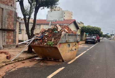 Carmo do Paranaíba – Sem licenciamento ambiental, Ministério Público proíbe descarte de entulho e caçambas ficam retidas nas ruas da cidade