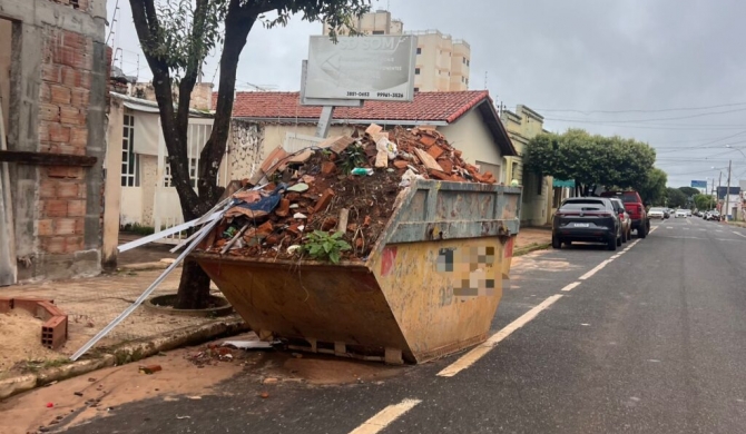 Carmo do Paranaíba – Sem licenciamento ambiental, Ministério Público proíbe descarte de entulho e caçambas ficam retidas nas ruas da cidade