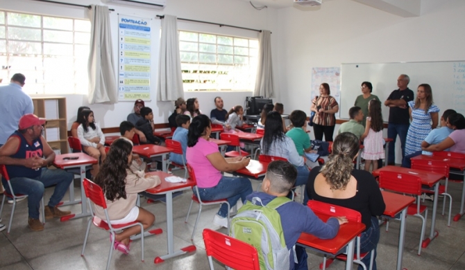 Volta às aulas na rede municipal de ensino em Lagoa Formosa acontece com entrega de kits escolares 