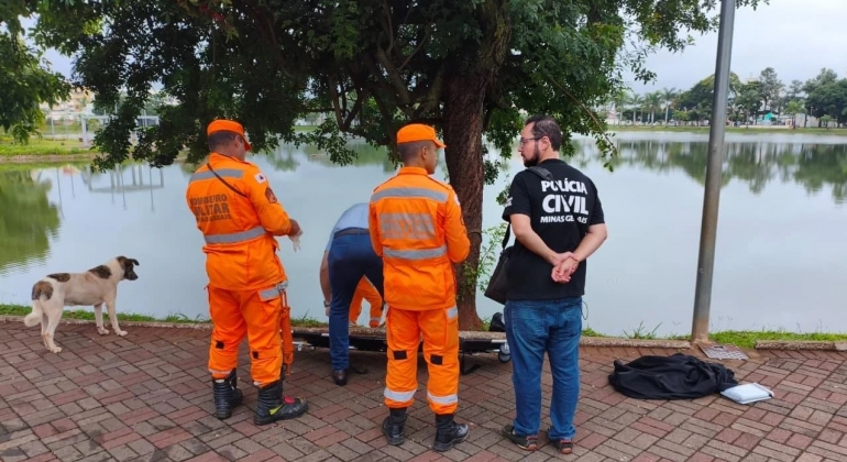 Bombeiros retiram corpo de homem de dentro da Lagoa Grande em Patos de Minas; vítima não foi identificada 