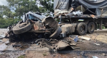 Colisão entre três caminhões deixa motorista gravemente ferido e causa congestionamento nos dois sentidos da BR-262