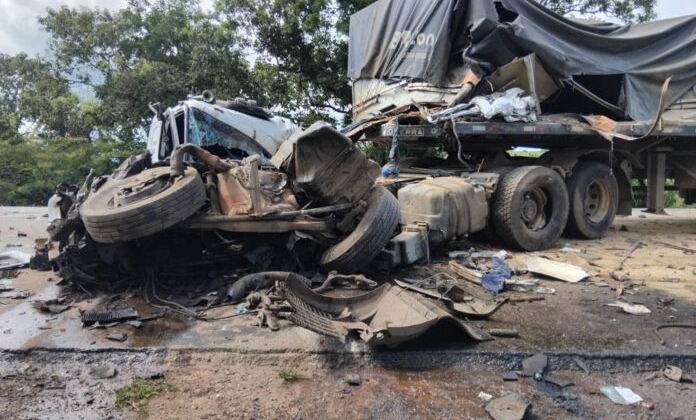 Colisão entre três caminhões deixa motorista gravemente ferido e causa congestionamento nos dois sentidos da BR-262