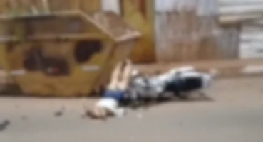 Mulher de 59 anos morre após motocicleta atingir caçamba de entulhos em Patos de Minas