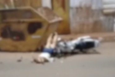 Mulher de 59 anos morre após motocicleta atingir caçamba de entulhos em Patos de Minas