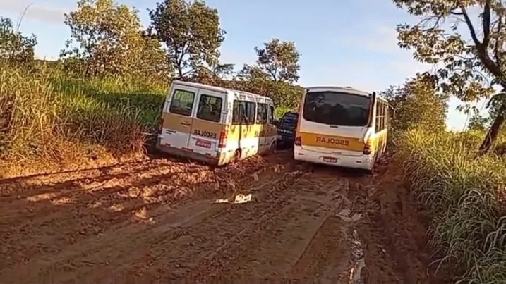  Presidente Olegário - Motoristas sofrem com atoleiros e cobram do DER recuperação da LMG-726