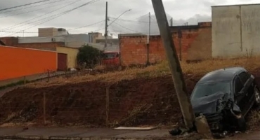 Patos de Minas - Condutor bate veículo em poste na Avenida Fátima Porto 