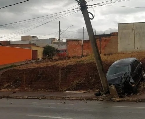 Patos de Minas - Condutor bate veículo em poste na Avenida Fátima Porto 