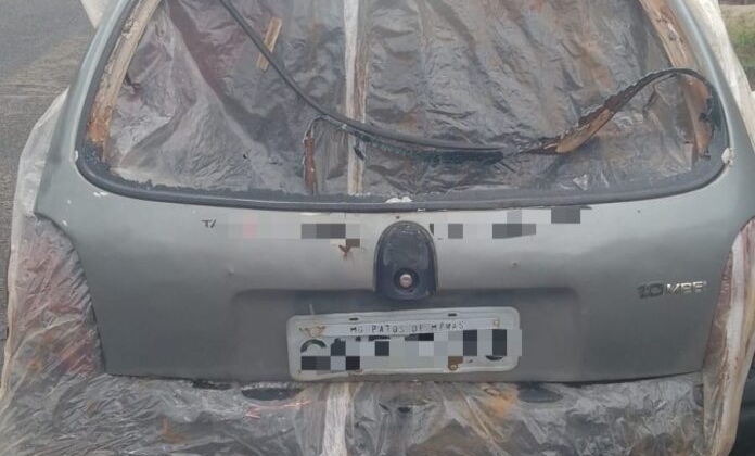 Mulher tem o veículo danificado por indivíduo no bairro Santa Cruz em Carmo do Paranaíba