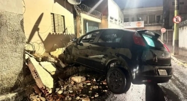 Patos de Minas - Jovem embriagado derruba muro de residência no bairro Abner Afonso
