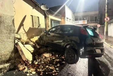Patos de Minas - Jovem embriagado derruba muro de residência no bairro Abner Afonso