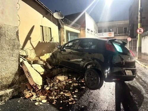 Patos de Minas - Jovem embriagado derruba muro de residência no bairro Abner Afonso