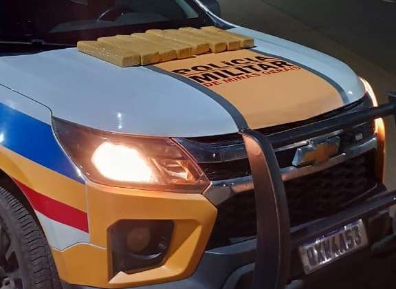 Patos de Minas - Operação Pré-Carnaval da PMRv apreende oito barras de maconha em ônibus na BR-352