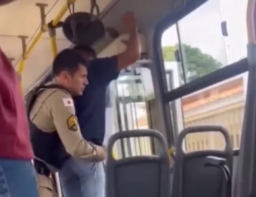 Patos de Minas - Homem de 44 anos ameaça adolescente em ônibus “Se você não casar comigo, vou te matar” a acaba preso 