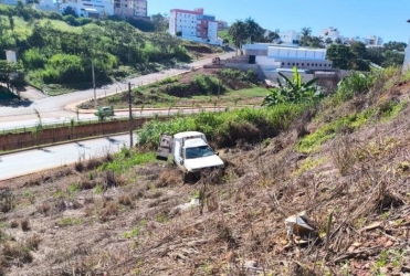 Patos de Minas - Veículo cai em ribanceira no bairro Cônego Getúlio e ocupantes fogem antes da chegada da polícia