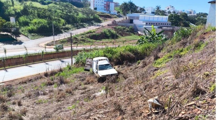 Patos de Minas - Veículo cai em ribanceira no bairro Cônego Getúlio e ocupantes fogem antes da chegada da polícia