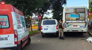 Idoso de 81 anos morre após ser atingido por porta de ônibus ao descer do veículo em Patos de Minas