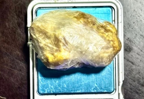 Homem de 38 anos é conduzido para a delegacia de polícia por suspeita de tráfico de drogas em Patos de Minas 