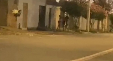 Patos de Minas - Mulher é agredida com chutes, murros e com objeto cortante no bairro Alto da Serra; veja vídeo