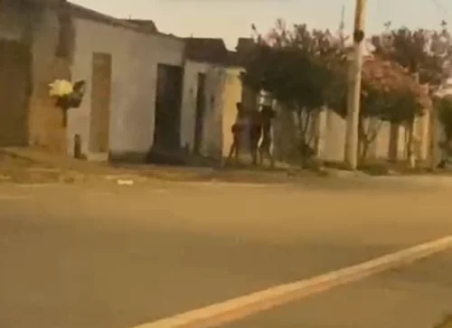 Patos de Minas - Mulher é agredida com chutes, murros e com objeto cortante no bairro Alto da Serra; veja vídeo