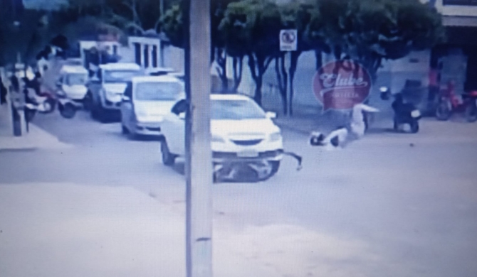 Motociclista fica ferida após motorista avançar parada obrigatória no bairro Céu Azul; em Patos de Minas 