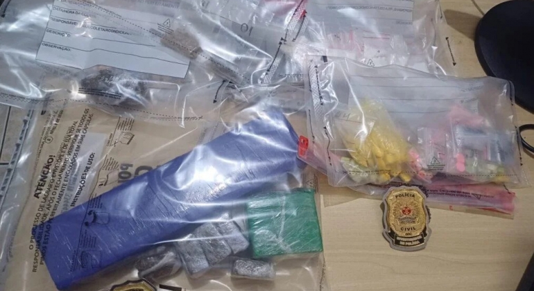 Bebê apresenta hematomas no corpo e polícia prende casal por maus-tratos e tráfico de drogas