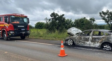 Santana de Patos - Carro fica destruído após incêndio na BR-146
