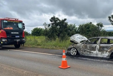 Santana de Patos - Carro fica destruído após incêndio na BR-146