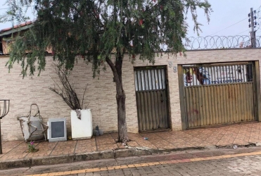 Rapaz de 23 anos é morto a tiros dentro de imóvel no bairro Sebastião Amorim, em Patos de Minas