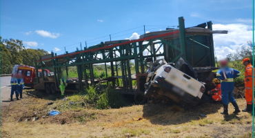 Motorista de 24 anos morre em acidente envolvendo cegonheira e automóvel na BR-262; em Araxá 