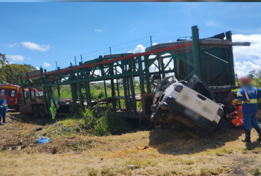 Motorista de 24 anos morre em acidente envolvendo cegonheira e automóvel na BR-262; em Araxá 
